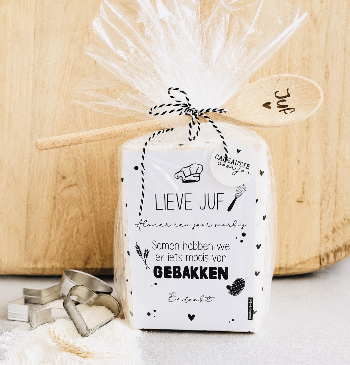 Juf samen hebben we er iets moois van gebakken! (cadeau: Bakmix koopmans appeltaart, kaart en lepel juf)